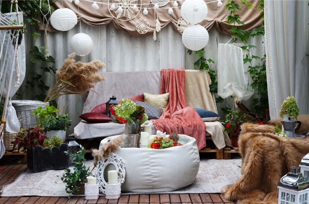 summer-house-ideas-small-sofa