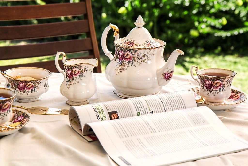 garden-teapot-teacup-magazine-table